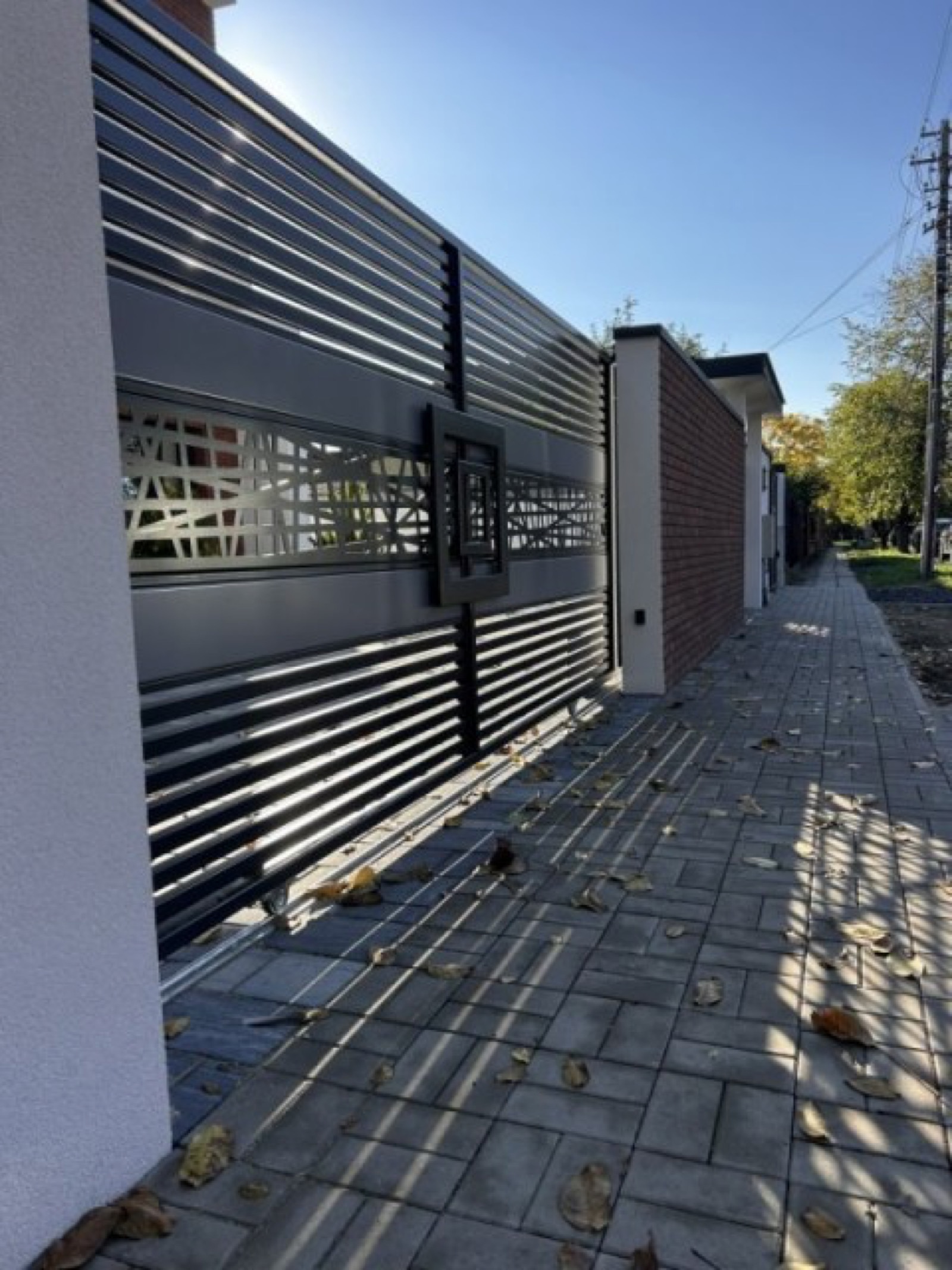 Modern aluminium fence with decorative panel