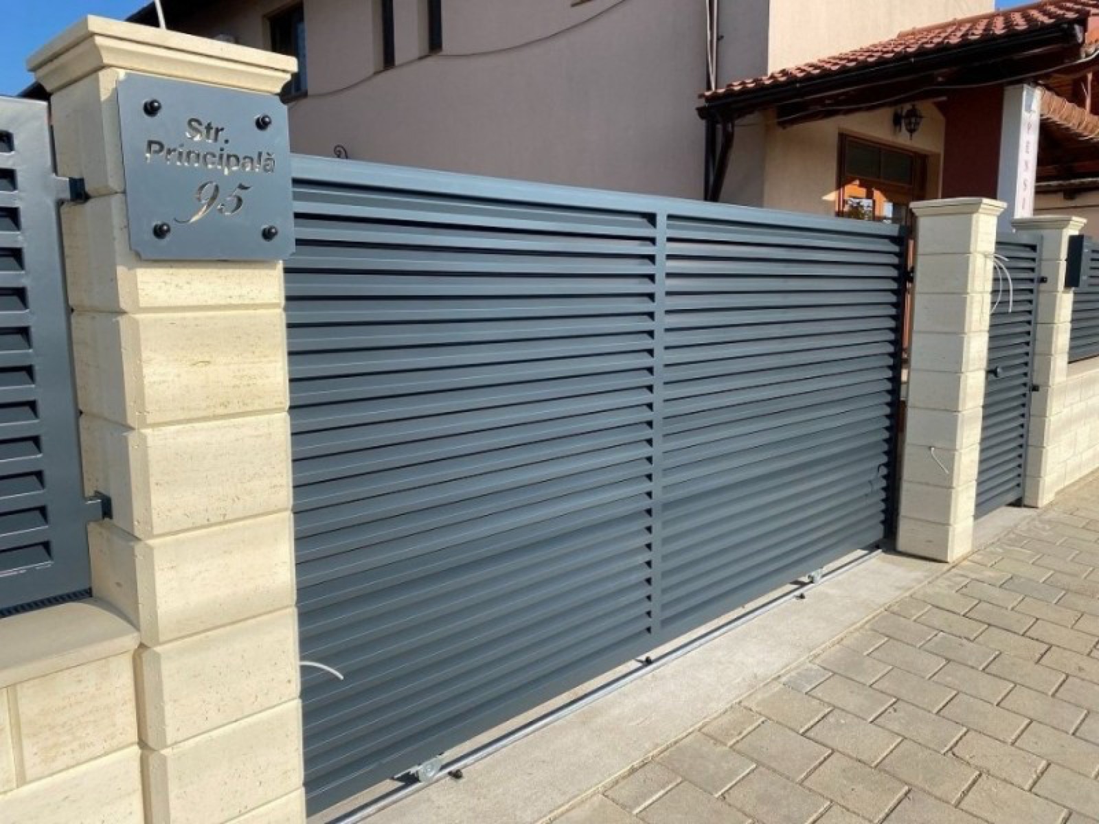 Aluminium swing gate with horizontal slats