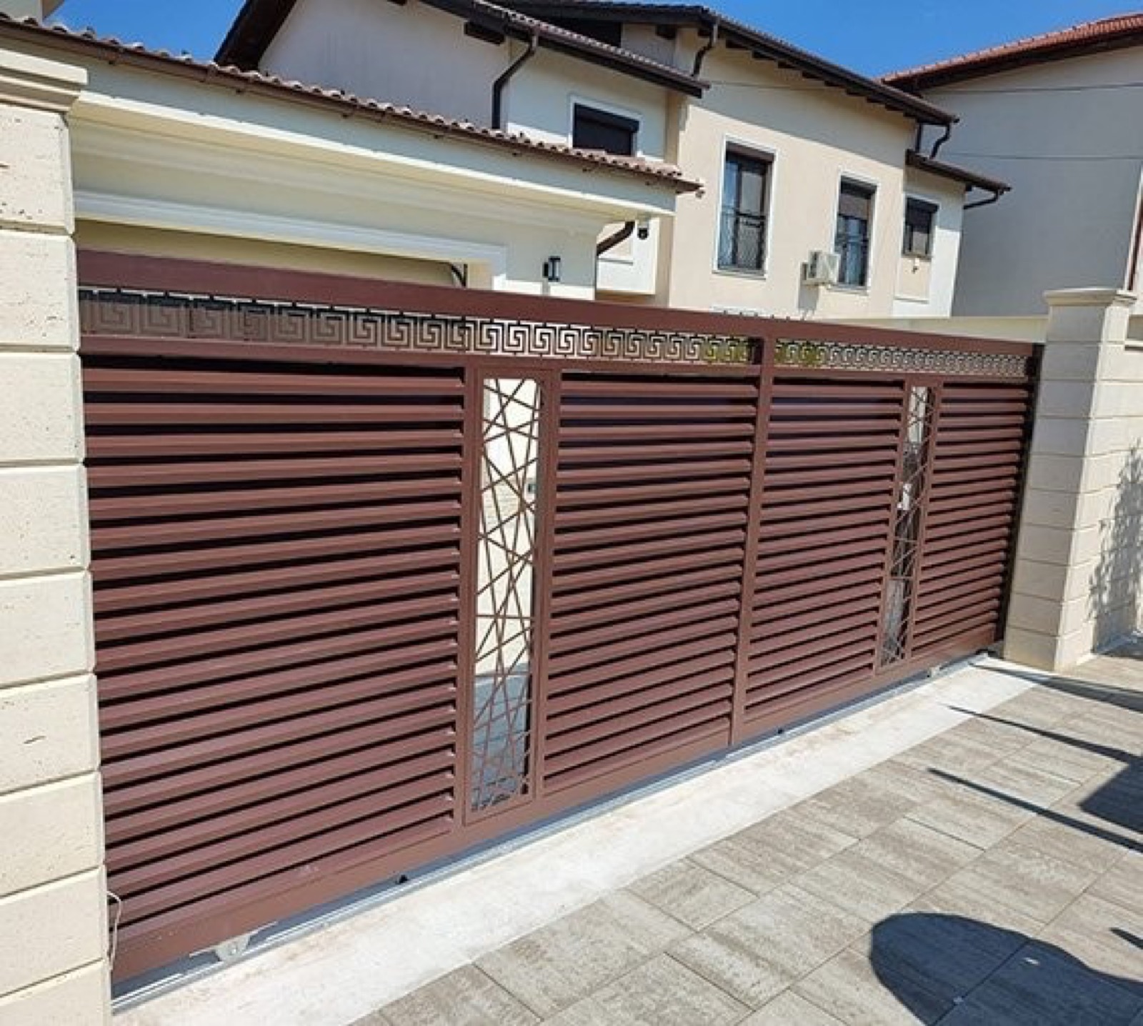 Sliding gate, motorisation-ready