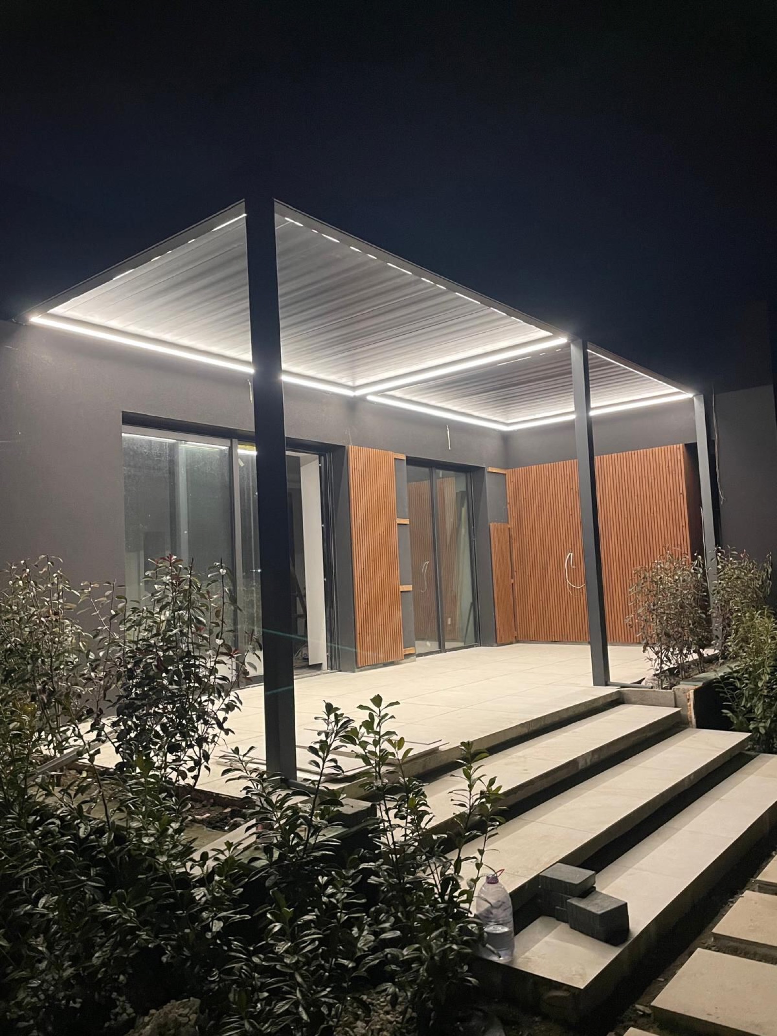 Pergolă bioclimatică cu iluminare LED perimetrală, seara