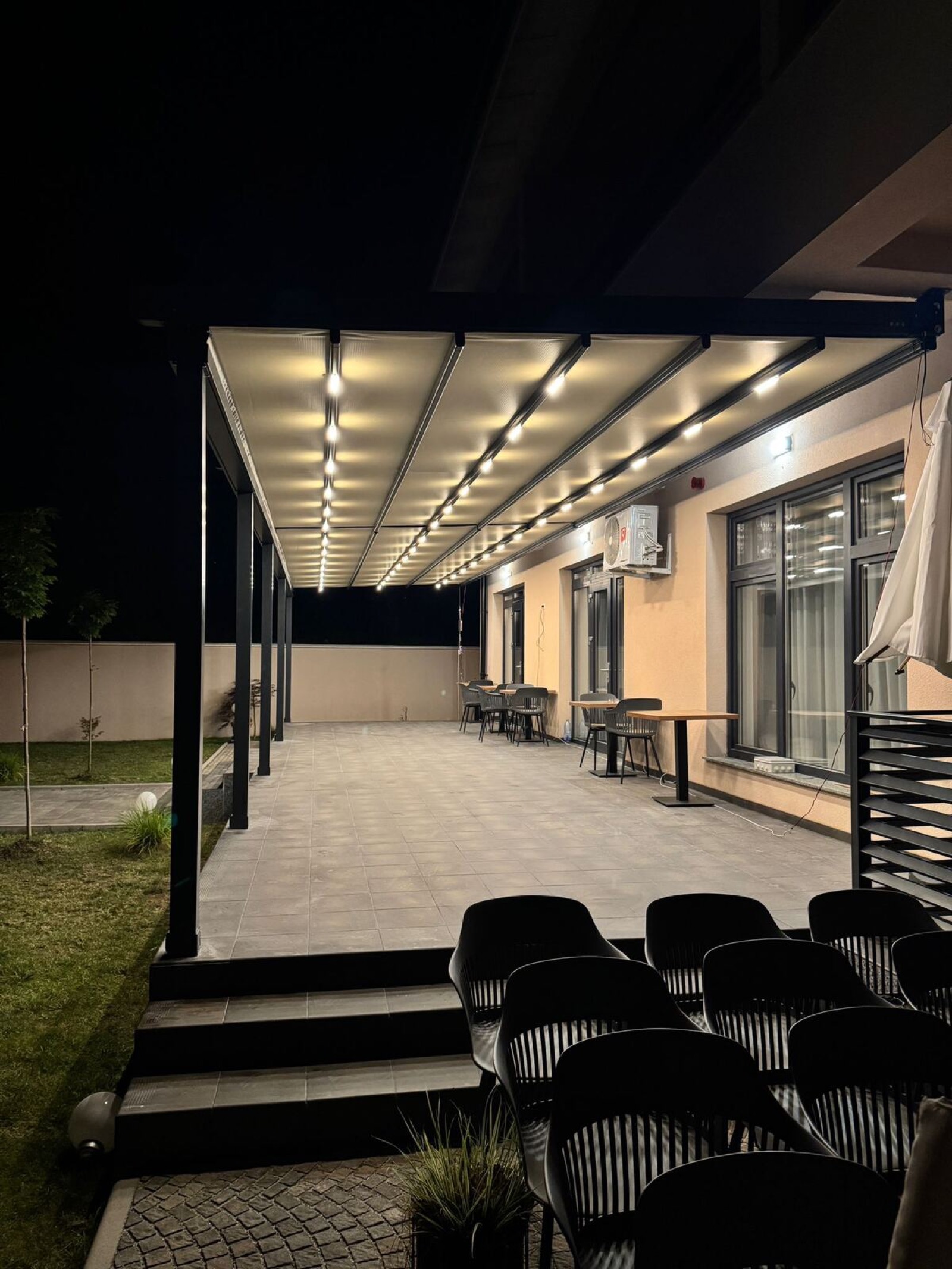 Pergolă cu iluminare LED integrată, ambianță nocturnă
