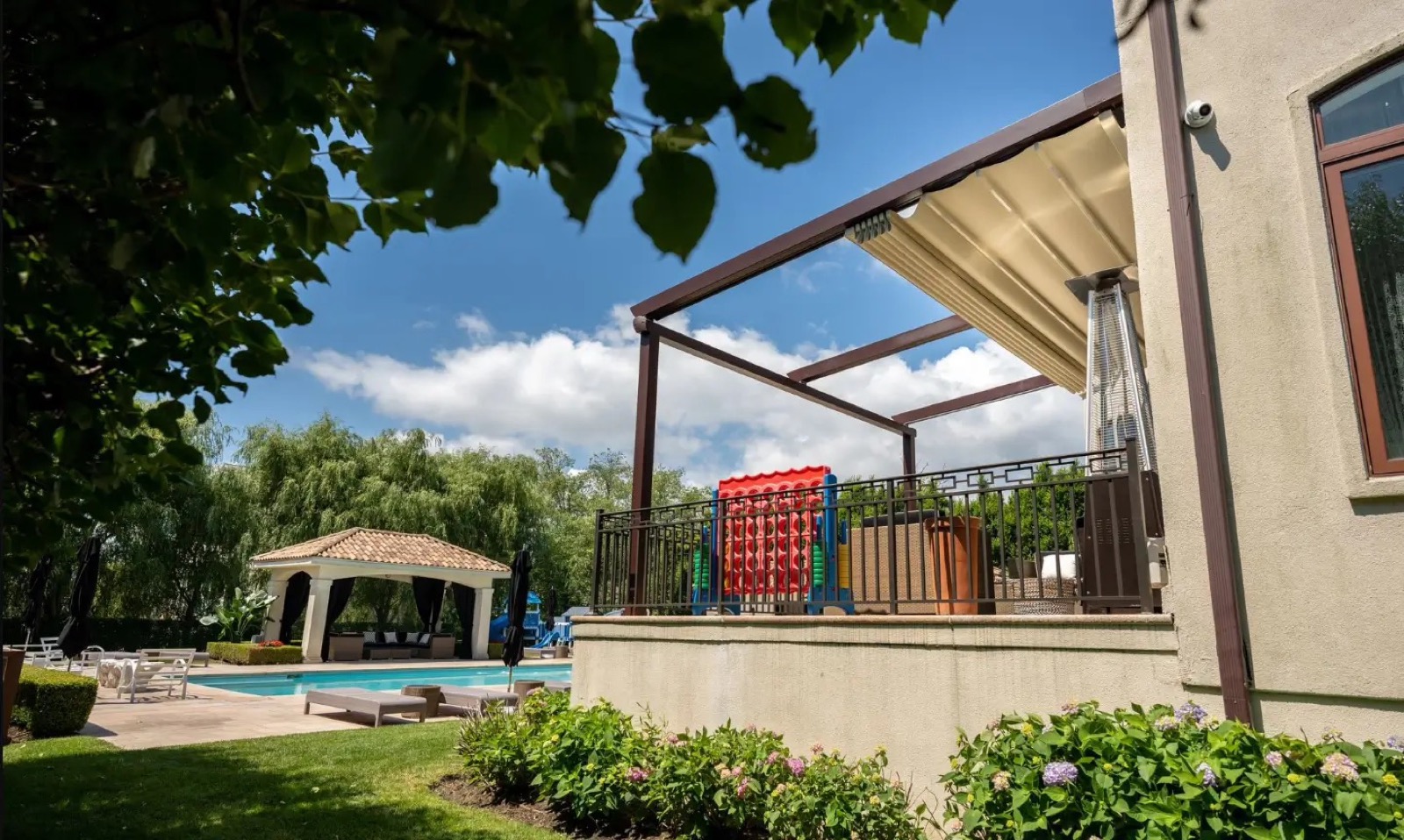 Pergolă retractabilă pentru zona piscinei